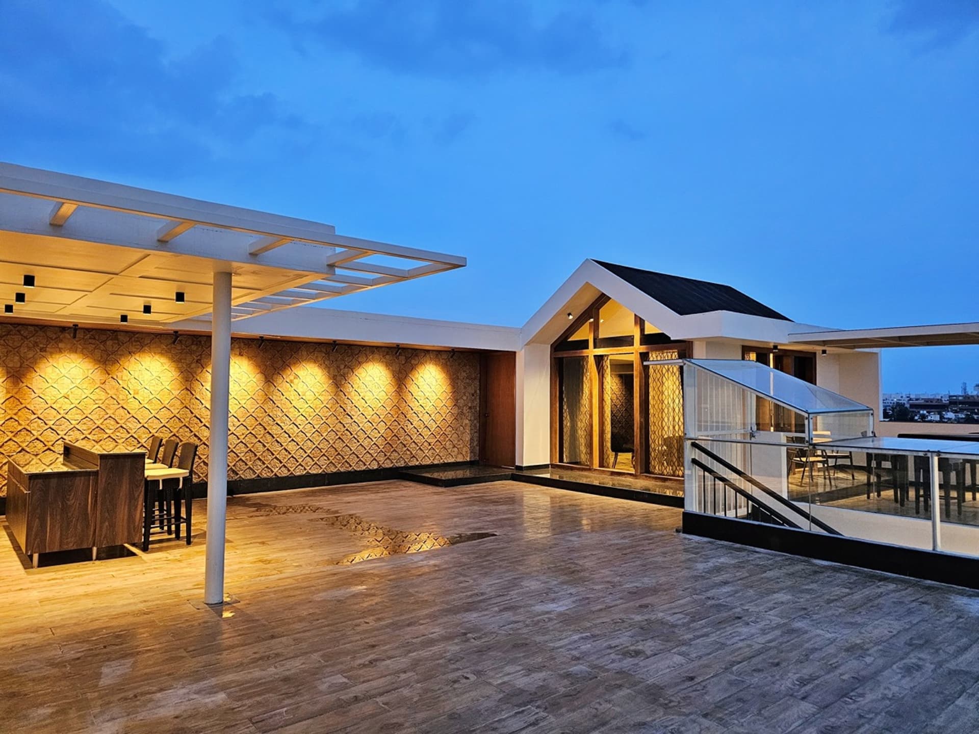 The Pentouz @ 100 Feet Road