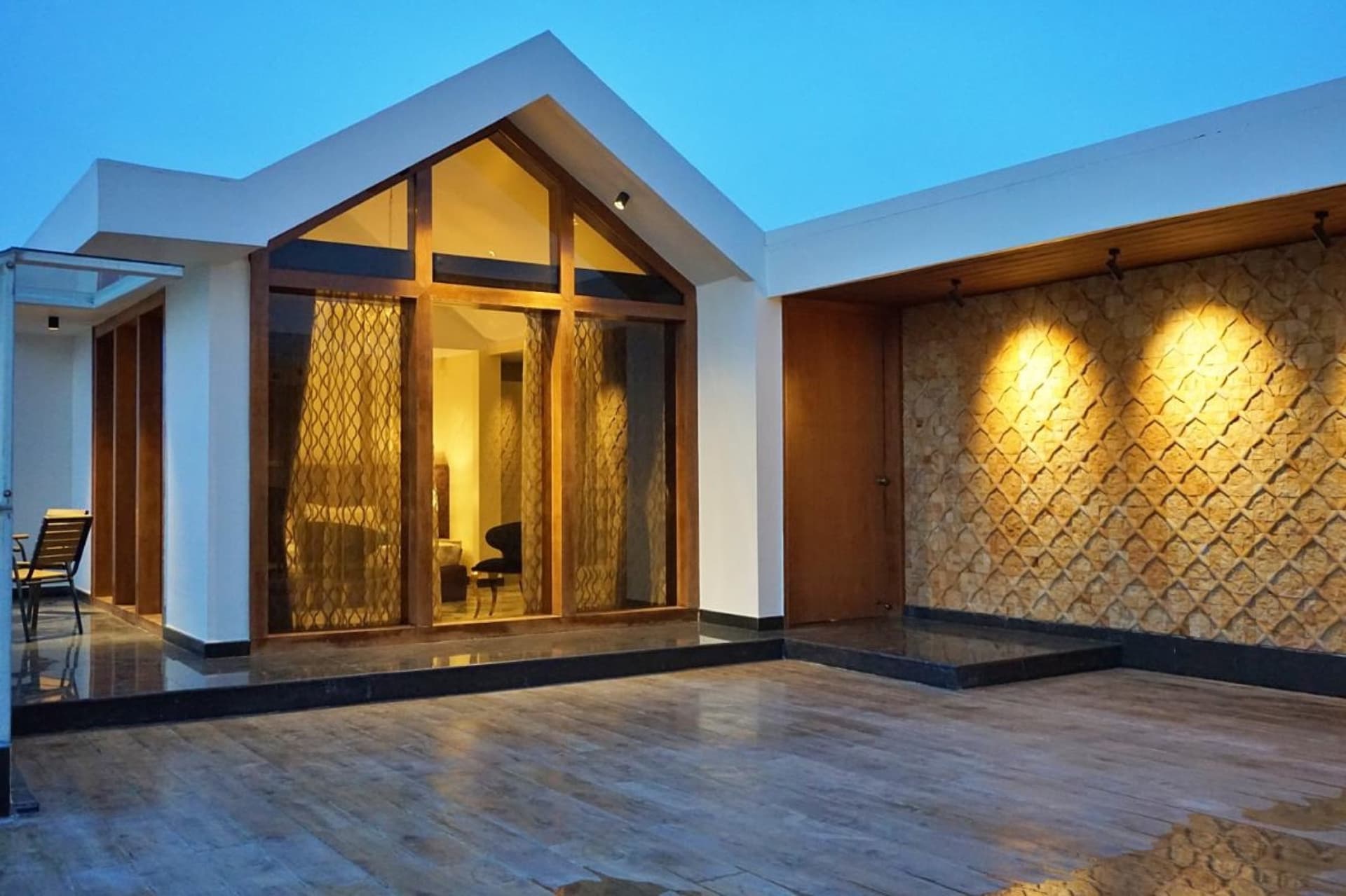 The Pentouz @ 100 Feet Road